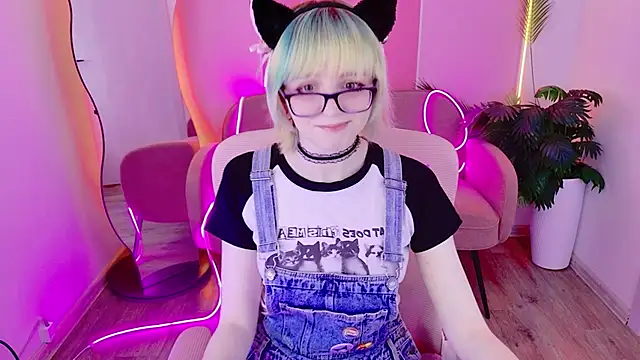 CoralineYoung online show from June 25, 2026, 6:51 am
