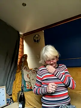 ladyboatlady online show from November 23, 2025, 3:22 pm