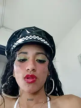 Snapshot of Kylie_Moan chatting on November 1, 2025, 5:03 am Kylie Moan online show from November 1, 2025, 5:03 am