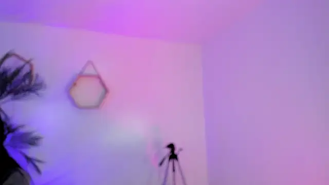 Hadid Jimenez  online show from April 13, 2026, 7:18 pm