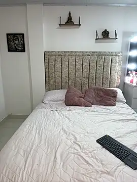 EmiilyEvans  online show from October 20, 2025, 2:24 am