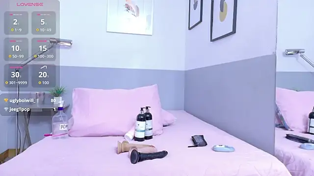 cutepetitee online show from November 4, 2025, 7:39 pm