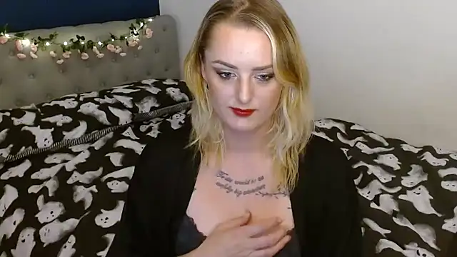 EmiWinters23 online show from October 7, 2025, 8:21 pm