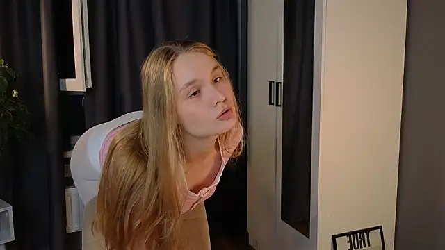 lisa schiele online show from October 6, 2025, 8:53 pm