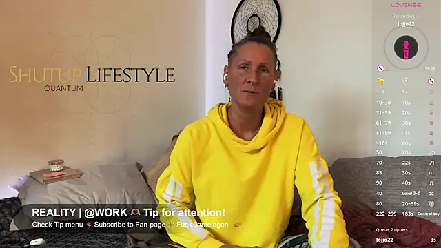 Snapshot of SwingWingWomanSweden chatting on December 4, 2025, 11:09 am SwingWingWomanSweden online show from December 4, 2025, 11:09 am