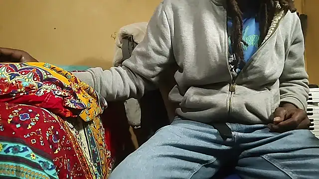 EYEzIAM online show from November 5, 2025, 7:39 pm