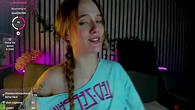 Snapshot of Casey_Sweeet chatting on February 19, 2026, 9:12 pm Casey Sweeet online show from February 19, 2026, 9:12 pm