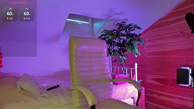 AuroraShoww online show from October 9, 2025, 1:00 pm