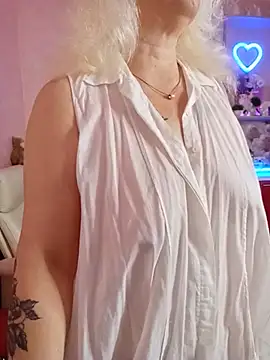 Snapshot of SquirtMilf00 chatting on July 17, 2026, 4:43 am SquirtMilf00 online show from July 17, 2026, 4:43 am