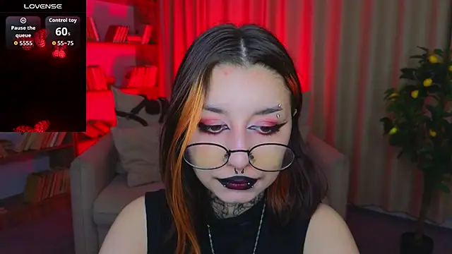 Snapshot of Mistress__Marcelline chatting on April 29, 2026, 1:32 am Mistress Marcelline online show from April 29, 2026, 1:32 am
