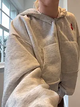 Snapshot of lolableux chatting on February 1, 2026, 4:05 pm lolableux online show from February 1, 2026, 4:05 pm