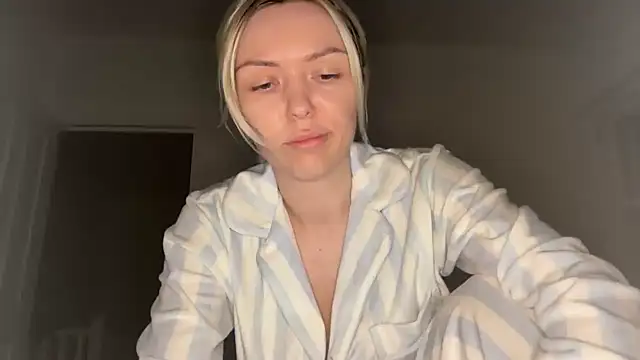 Snapshot of lolableux chatting on February 9, 2026, 9:35 pm lolableux online show from February 9, 2026, 9:35 pm