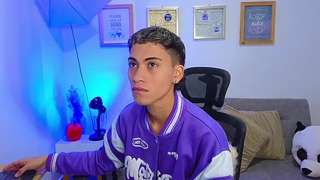 yulian vasquez online show from November 17, 2025, 12:31 pm