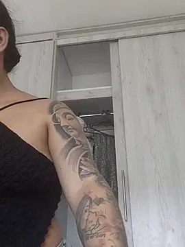 Valenn fernandez online show from April 11, 2026, 6:44 pm