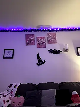 moan4mona online show from October 25, 2025, 2:33 am