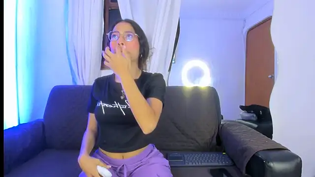 Akira Hime online show from October 19, 2025, 2:47 am