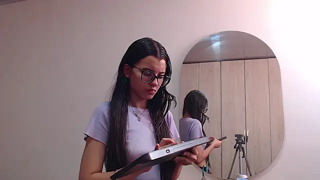 pinky f00x online show from February 5, 2026, 8:26 pm