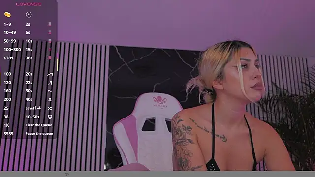 Snapshot of daisyblushh chatting on December 22, 2025, 5:57 pm daisyblushh online show from December 22, 2025, 5:57 pm