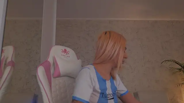 Snapshot of daisyblushh chatting on February 4, 2026, 3:07 pm daisyblushh online show from February 4, 2026, 3:07 pm