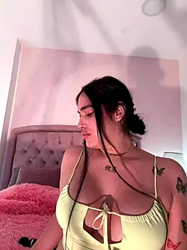 Snapshot of Bella__Wood chatting on September 20, 2025, 8:36 pm Bella Wood online show from September 20, 2025, 8:36 pm