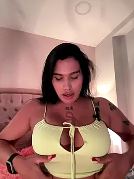 Snapshot of Bella__Wood chatting on November 12, 2025, 7:18 pm Bella Wood online show from November 12, 2025, 7:18 pm