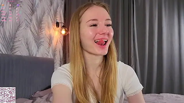 Snapshot of ElvinaRose chatting on February 2, 2026, 2:21 am ElvinaRose online show from February 2, 2026, 2:21 am