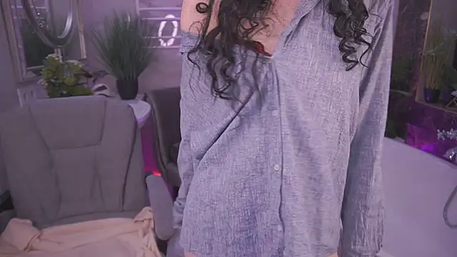 EviLune online show from April 17, 2026, 8:11 pm