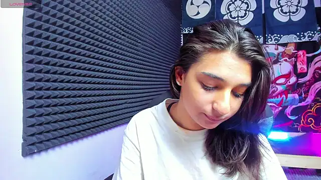 Elfy Rare  online show from October 14, 2025, 3:01 pm