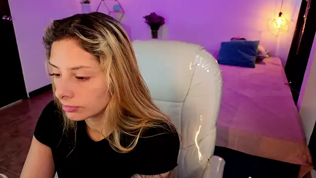 Jennaa Cooper online show from November 8, 2025, 5:49 pm