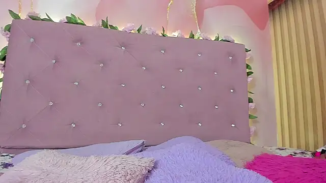 violet taylor  online show from June 3, 2026, 2:23 am