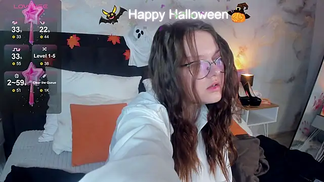 HelenDanvers online show from October 31, 2025, 2:30 am