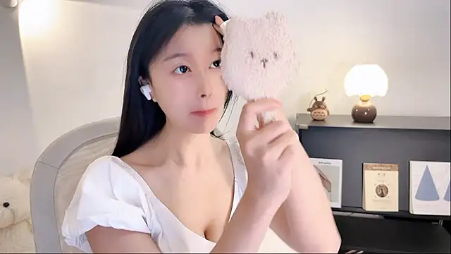 Onechestnut online show from October 29, 2025, 6:34 am