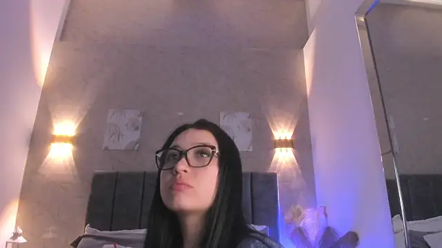 Lunaa bellaa online show from March 19, 2026, 7:47 pm