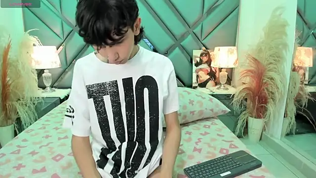 Milan LewisS online show from April 16, 2026, 12:39 pm