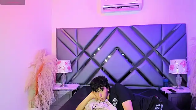 Milan LewisS online show from February 26, 2026, 12:27 pm