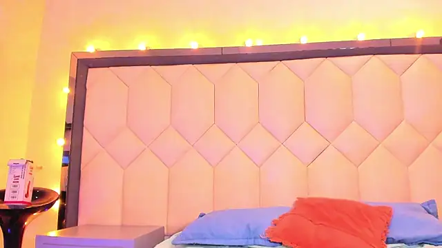 Scarletbigbug online show from October 15, 2025, 6:05 pm