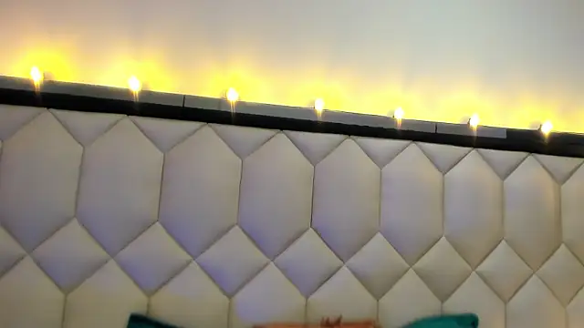 Scarletbigbug online show from November 7, 2025, 6:34 pm