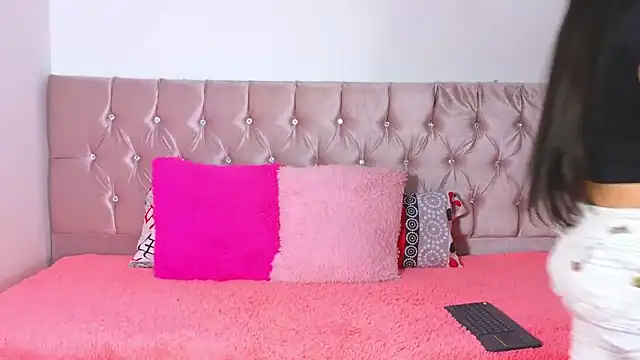 cuteeimy online show from September 13, 2025, 7:36 pm