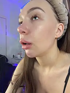 AlysonHuxley  online show from February 18, 2026, 3:59 am