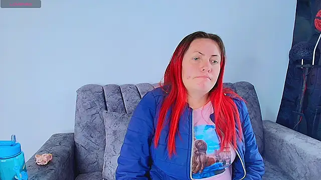 carolinhe  online show from October 16, 2025, 8:06 pm