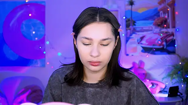 KimClarks  online show from November 13, 2025, 12:31 pm