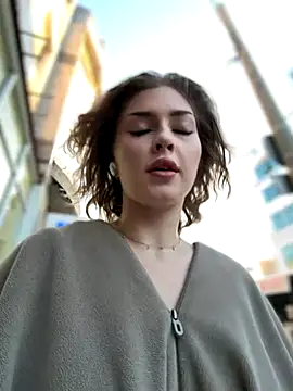 KellyKeler online show from November 1, 2025, 1:38 pm