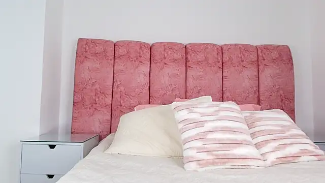 emmacurvy online show from November 20, 2025, 3:07 am