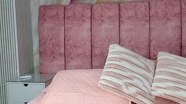 emmacurvy online show from April 14, 2026, 3:11 am