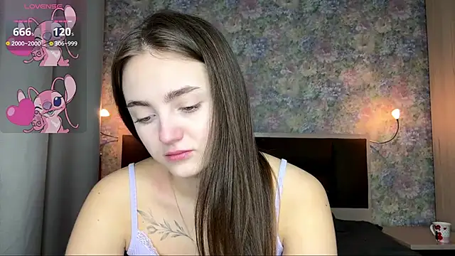 LoraDavi online show from April 11, 2026, 8:07 am