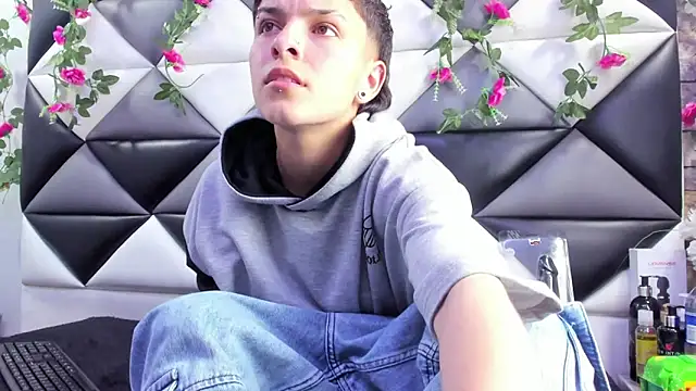 Megan Thompson  online show from October 28, 2025, 2:12 am