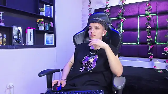 Megan Thompson  online show from November 21, 2025, 2:32 am