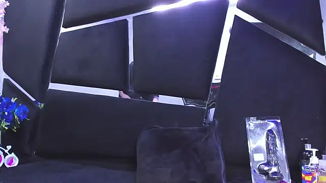 Megan Thompson  online show from December 19, 2025, 2:15 am