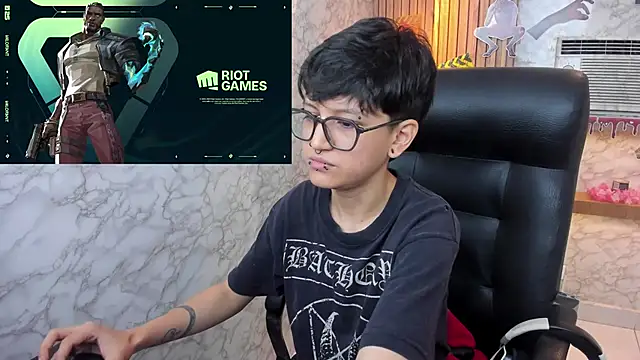 CharlieTaylor   online show from October 15, 2025, 12:35 pm