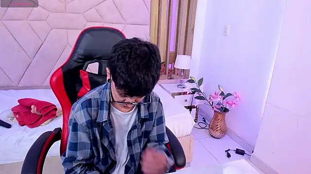 CharlieTaylor   online show from November 25, 2025, 12:49 pm